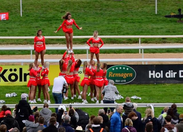 Cheerleader des 1.FC Köln | Foto: Horst Nauen