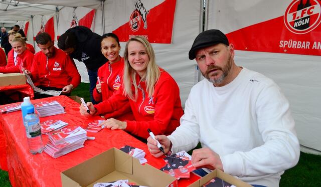 FC-Trainer Steffen Baumgart &amp; FC Kicker:innen schreiben geduldig Autogramme | Foto: Horst Nauen