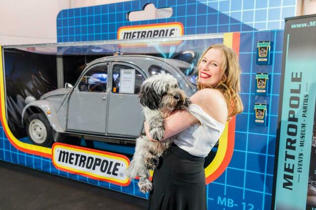 Citroen 2CV - Ente - mit Debbi und Hund Frida | Foto: Alex Muchnik
