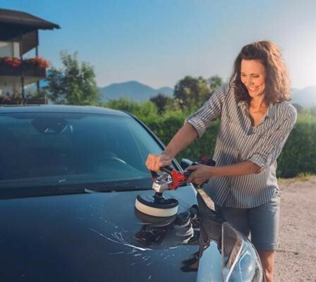 Nützliche technische Hilfsmittel erleichtern beim Autofrühling die Arbeit und sparen Körperkraft. | Foto: Foto: Einhell / TRB Media