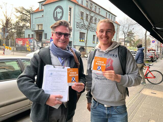 Torsten Ilg (li) und Ludwig Degmayr (re) bilden das junge Team der Partei Freie Wähler in Köln. Degmayr wird auch von Ilg unterstützt, bei der Europawahl als NRW-Spitzenkandidat der Partei ins Rennen zu gehen. Die Wahl der Europaliste wird in Fulda stattfinden. | Foto: Foto Freie Wähler eigen
