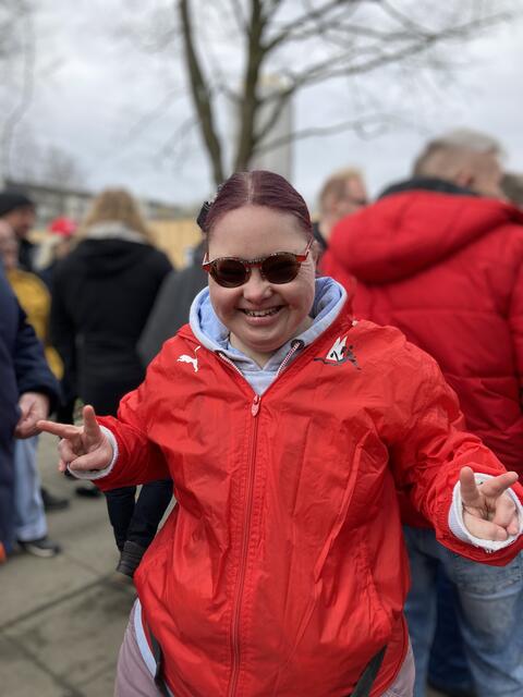 Isabel Schatton ist mit ins Stadion eingelaufen und diktiert: Ich bin nicht alleine reinlaufen. Ich bin mit der 27 da reingelaufen. Der hat mich hier oben an der Schulter gehalten. Der war groß. Am liebsten hätte ich ein Autogramm von meinem und noch von Hector. Ich werde Mitglied jetzt beim FC, damit ich offiziell da drin bin."

 | Foto: Blatt-Gold