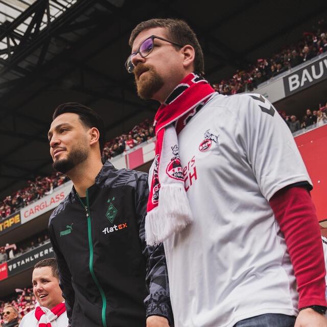 Hier ist der Bericht von Cedric Eichner: "Ich bin schon seit meinem 18. Geburtstag Mitglied beim 1. FC Köln und ich habe mich sehr da drauf gefreut. Das war echt super! Ich habe die FC-Hymne gesungen, aber nicht die von Gladbach. Da hat mein Herz doll geschlagen dann. Ich wollte eigentlich mit dem Hennes einlaufen, die Ziege. Das hätte mich am meisten gefreut oder mit dem Torwart von Köln, aber das ging nicht, weil schon alle Spieler vom FC besetzt waren. Ich habe von Gladbach den Marcus Thuram gehabt. Und wenn es das nochmal gibt, mache ich das auf jeden Fall wieder mit, aber ohne Gladbach." 

 | Foto: fckoeln