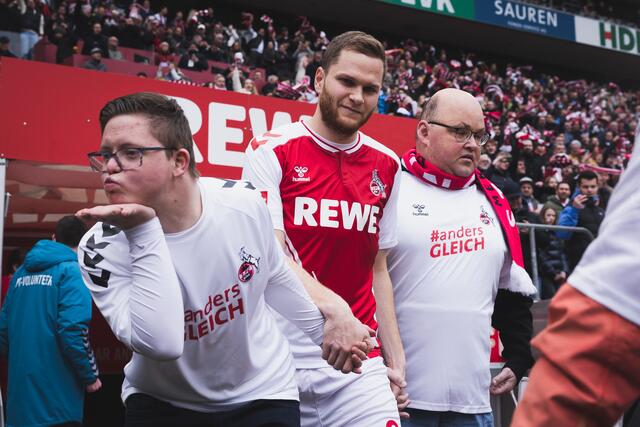 "Yo, ich war am Anfang schon ein bisschen aufgeregt. Wo wir dann raus duften mit den Spielern, war ich froh, dass ich Benno Schmitz bekommen hatte. Der ist ein super Spieler! Wo uns dann 50.000 Leute zugejubelt haben, im Stadion, ja, das war sehr gut und sehr schön und ganz super. Ich glaube, dass wir das nochmal machen, weil es eine gute Sache ist. Für die Gold-Kraemer-Stiftung, aber auch für Blatt-Gold und für Inklusion" - Pascal Stein (rechts im Bild) | Foto: fckoeln