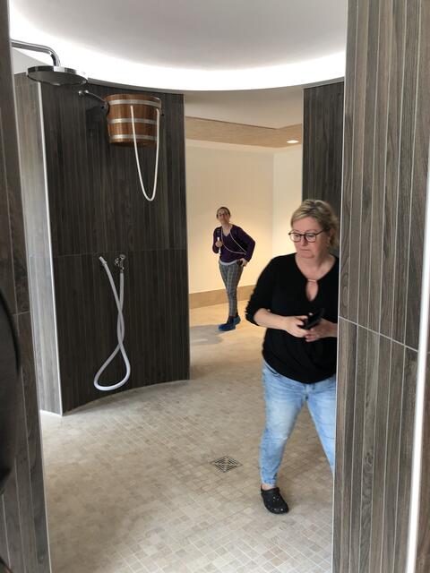 Beim Rundgang mit dabei war auch Monika Commer, Amtsleiterin Sport, Kultur und Städtepartnerschaften. Das Foto zeigt sie im neuen Sauna-Dusch-Rondell. | Foto: Montserrat Manke
