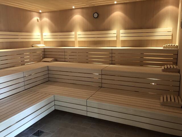 Angenehm beleuchtet ist auch die neue finnische Sauna. | Foto: Montserrat Manke
