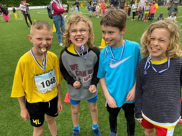 Bei "Glessen läuft" bekommen alle Kinder eine Medaille, die Gewinner sogar zwei. Für Spaß sorgt auch die Kinderolympiade.  | Foto: Andrea Floß