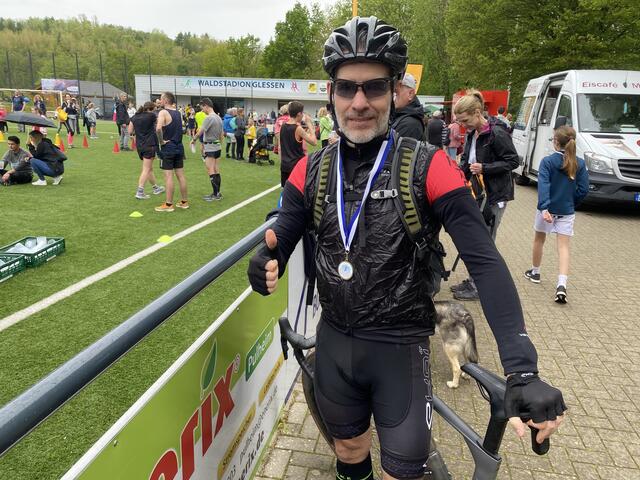 Der Brühler Guido Wahl gewinnt den Halbmarathon bei "Glessen läuft" - und radelt danach noch nach Hause.  | Foto: Andrea Floß