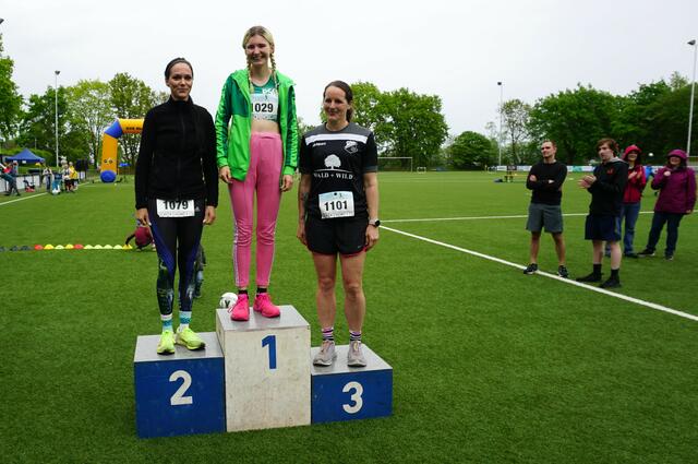 Das Glessener Talent Emelie Jülich gewinnt den 5 km - Lauf, dicht gefolgt von Jeanne Li Voß und Christiane Kelterbaum.  | Foto: Andrea Floß