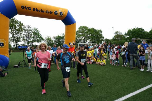 "Glessen läuft" geht auch gemütlich - hier starten die Walker ihre fünf Kilometer.  | Foto: Andrea Floß