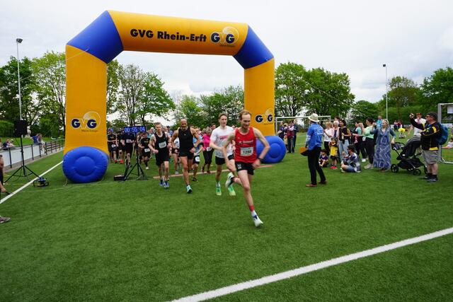 Start der 10 Kilometer bei "Glessen läuft" - eine von fünf Diziplinen des Benefizevents.  | Foto: Andrea Floß