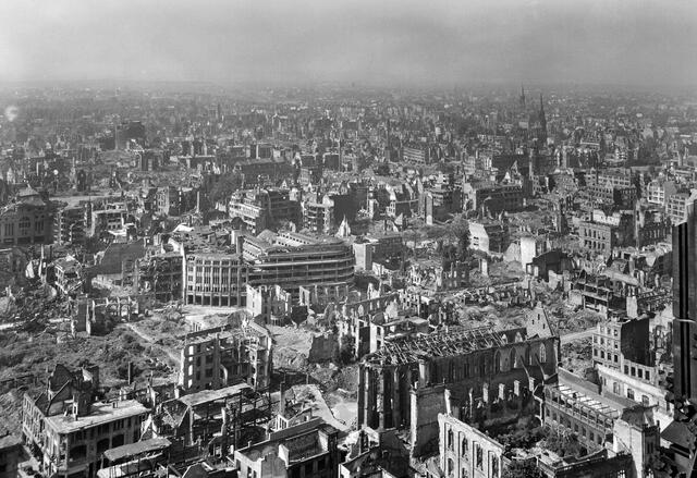 Diese Ansicht der zerbombten Innenstadt vom Dom in Richtung Neumarkt wurde 1945 von Margarita Neiteler eingefangen.  | Foto: (C) Rheinisches Bildarchiv Köln