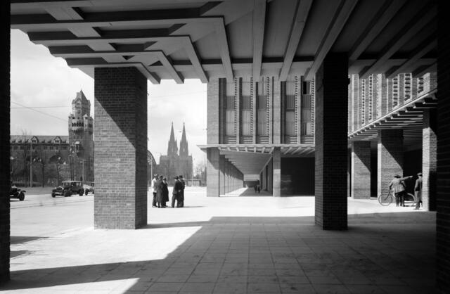 Die neuen Rheinhallen der Kölner Messe, 1928 fotografiert von Hugo Schmölz. Der Anblick sieht, mit Ausnahme der Autos und des Kleidungsstils, verdächtig vertraut aus. | Foto: (C) Rheinisches Bildarchiv Köln