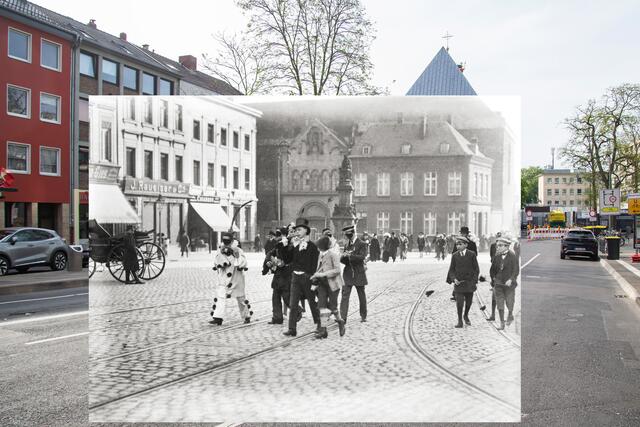 Pänz laufen im Straßenkarneval über den Waidmarkt. Der Brunnen im Hintergrund steht auch heute noch an gleicher Stelle.  | Foto: (C) Rheinisches Bildarchiv Köln/Thomas Banneyer
