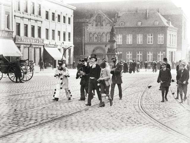 Pänz laufen im Straßenkarneval über den Waidmarkt.  | Foto: (C) Rheinisches Bildarchiv Köln