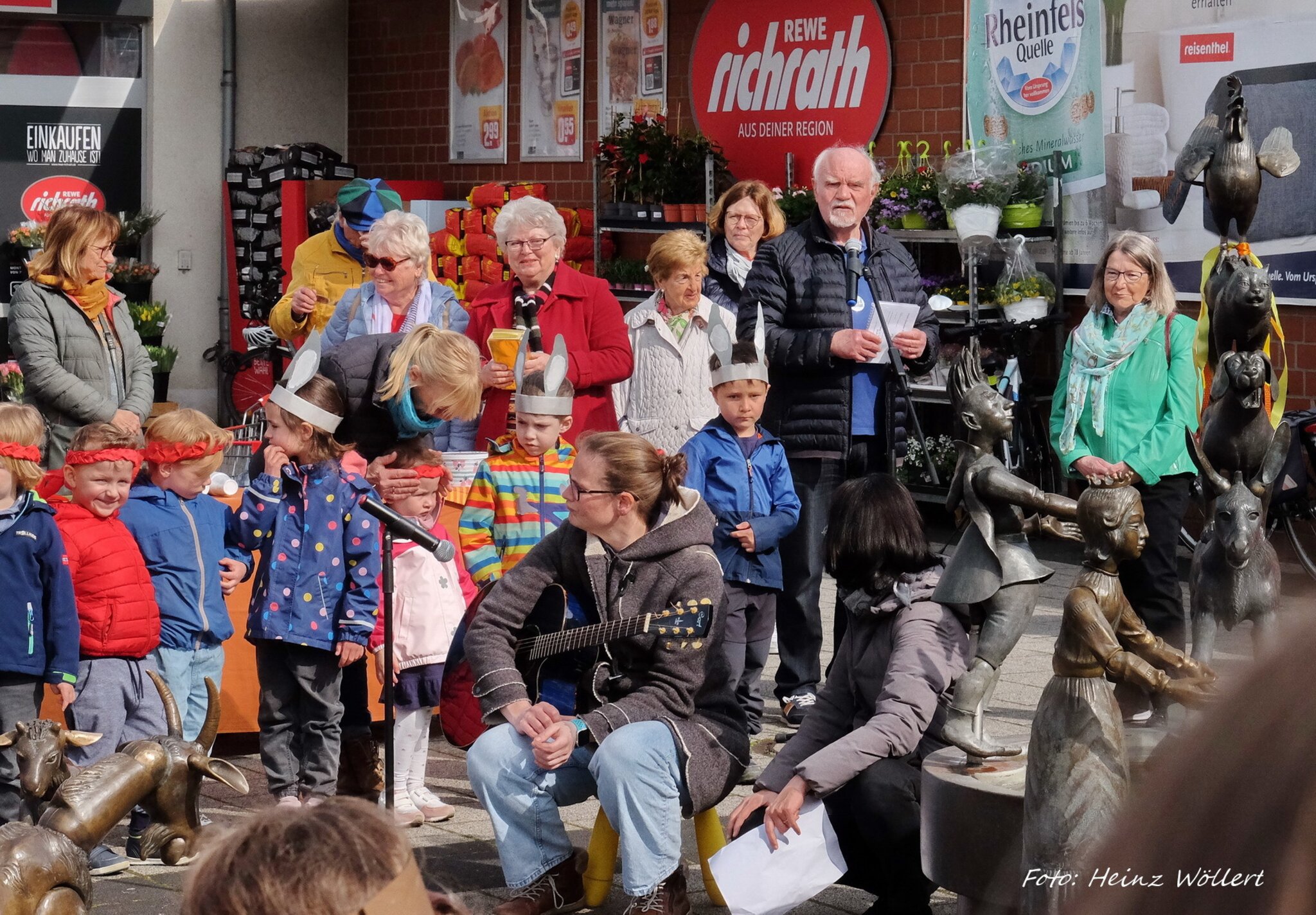 Zu Besuch am Märchenbrunnen 100 Kinder riefen "Wasser marsch" Hürth