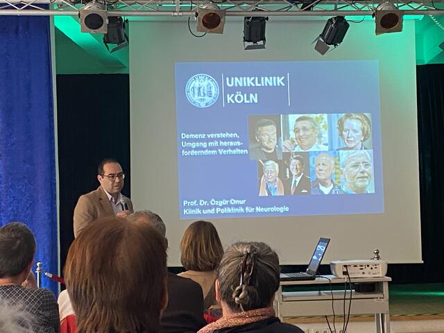 Dr. Özgür Onur von der Uniklinik Köln gibt Tipps im Umgang mit herausforderndem Verhalten bei Demenz. | Foto: Andrea Floß