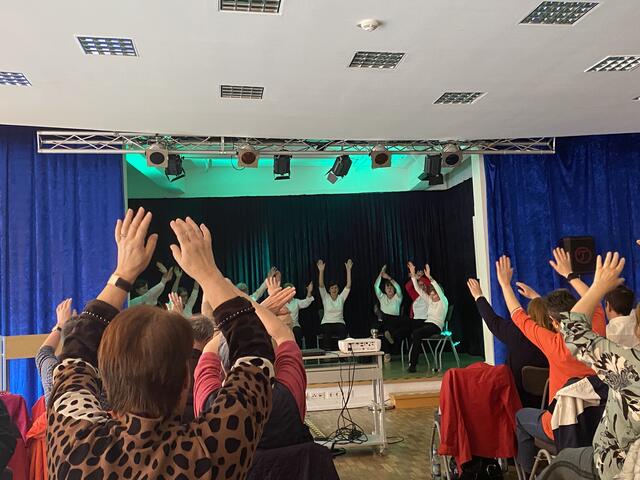 Aktive Ruhepausen helfen, die Akkus wieder aufzuladen – hier beim Projektauftakt mit der Hürther Gruppe Füreinander im Feierabendhaus. | Foto: Andrea Floß