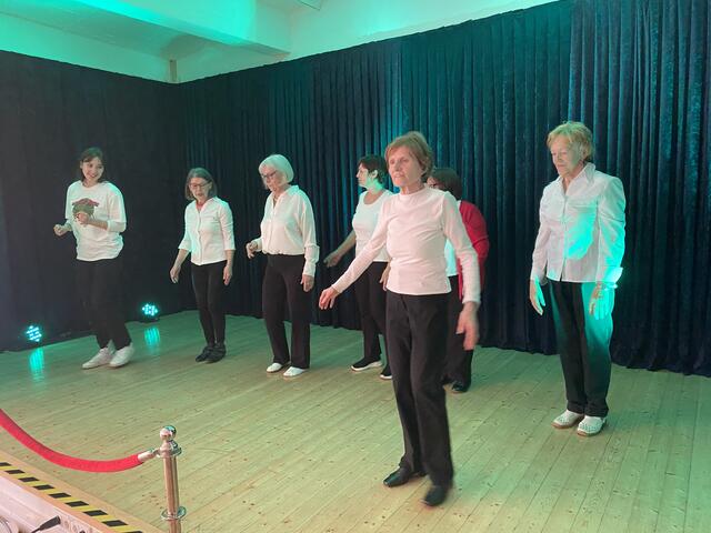 Bewegung hält Körper und Geist fit: Dr. Sibylle Schreckling (vorne rechts) und die Hürther Gruppe „Füreinander“. | Foto: Andrea Floß