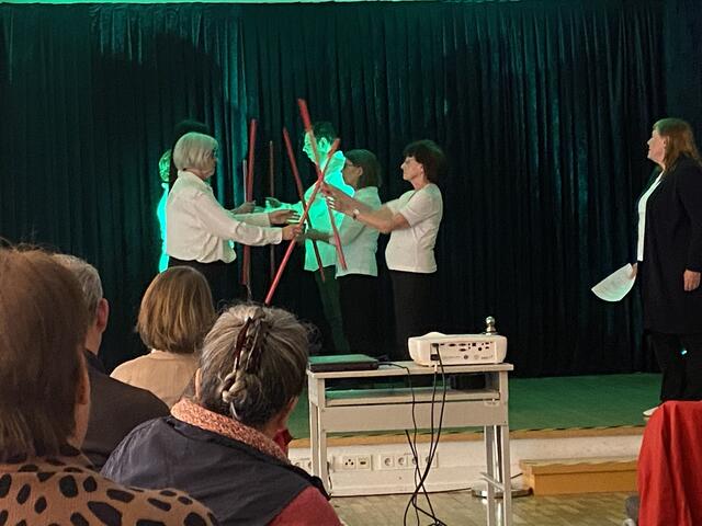 Selbstvorsorge durch Eurhythmie zeigte die Gruppe von Iris-Poloczek-Jordan (r.).  | Foto: Andrea Floß