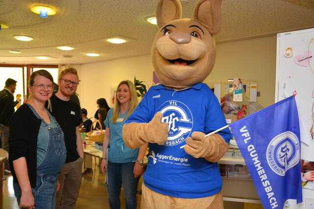Auch Gummi, das Maskottchen des VfL Gummersbach, mischte mit. | Foto: Klinikum Oberberg