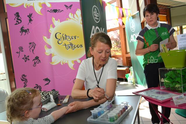 Glitzertattoos für die Kids. | Foto: Klinikum Oberberg