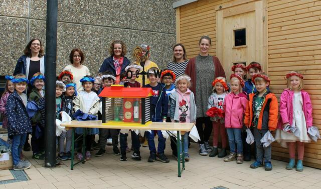 Ein großes Dankeschön für die neue Wetterstation: (v.l.n.r.) Bronja Faßbender, Leiterin der Abteilung Kindertageseinrichtungen im Amt für Jugend und Familie; Melanie Steinsträßer, Mitarbeiterin Kita Waldgeister; Gela Kremer, Leiterin des Amtes für Jugend und Familie; Anke Skirke, Leiterin der Kita Waldgeister; Karolina Mück und Kathrin Wirths, Mitglieder im Förderverein. | Foto: Stadt