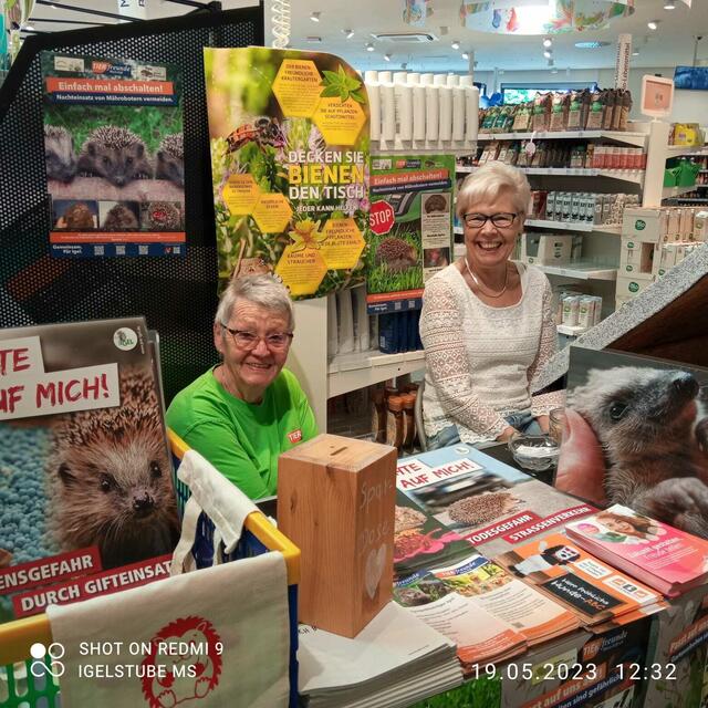 Das erste Foto vom 19.05.2023: Tierfreundinnen Marga und Angelika, Igelhilfe Köln-Worringen, am Infostand in der Filiale Niederaußem am Start. Schauen Sie mal vorbei... | Foto: Miriam Schrammen, Igelhilfe Pulheim