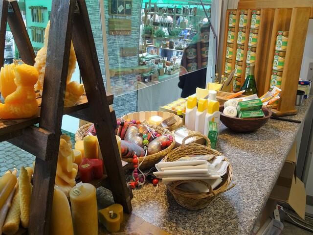 Honigbienen-Produkte: Honig, Bienenwachs, Propolis, Creme, Met | Foto: Bildrechte: Stefania Herod