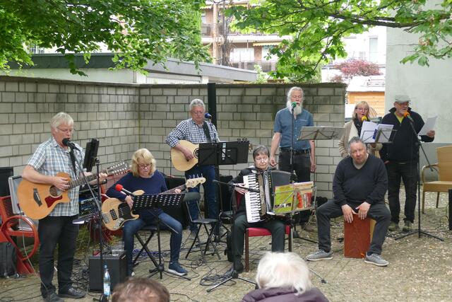 Traditionelles Mitsingkonzert vor dem CBT-Wohnhaus St. Lucia.  | Foto: Wolfhard Brandtstäter