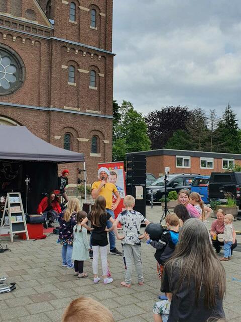 Kindermusiker Uwe Reetz vor St. Germanus.  | Foto: Michaela Hüther