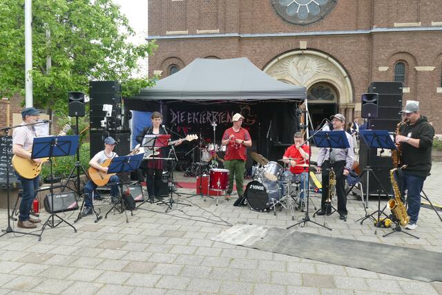 Die Eichhof Band eröffnete das Nachmittagsprogramm vor St. Germanus.  | Foto: Wolfhard Brandtstäter