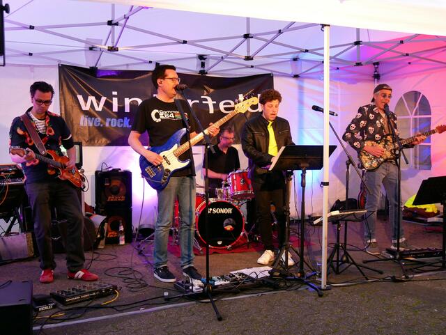Winterfeld mit einer Neue Deutsche Welle Show vor dem C'est la Vie.  | Foto: Anita Brandtstäter