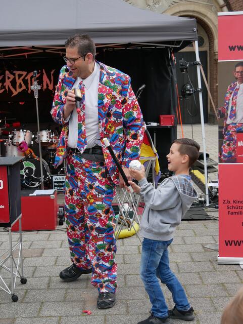 Kinderzauberer MagicIngo vor St. Germanus.  | Foto: Anita Brandtstäter
