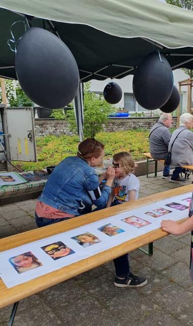 Kinderschminken vor St. Germanus.  | Foto: Michaela Hüther