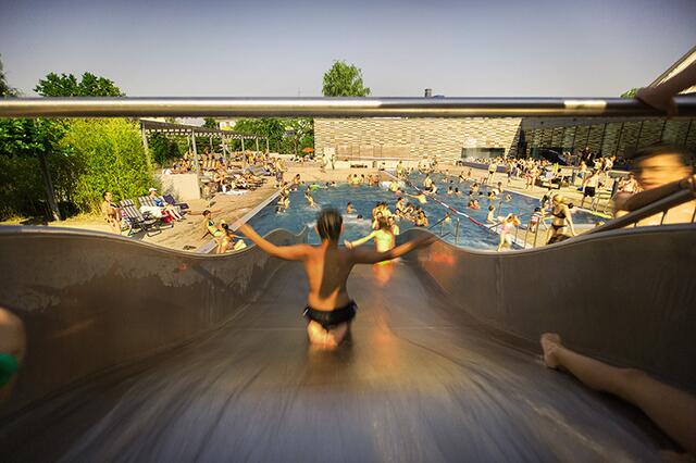 Rasante Abfahrt in kühle Nass im Zollstockbad. | Foto: KölnBäder GmbH