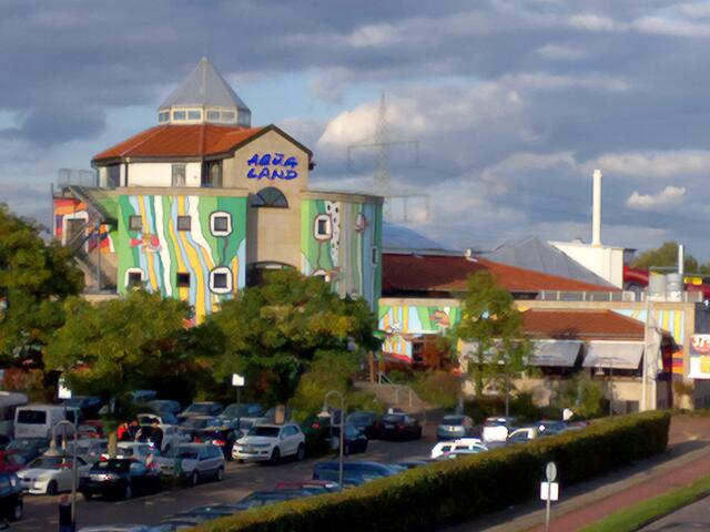 Das Aqualand in Chorweiler. | Foto: Kölscher Jung (https://commons.wikimedia.org/wiki/File:Aqualand_Chorweiler.jpg), „Aqualand Chorweiler“, scharfgezeichnet, https://creativecommons.org/licenses/by-sa/3.0/legalcode