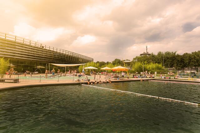 Der Außenbereich des Schwimmbades Lentpark. | Foto: B.Horn/KölnBäder GmbH