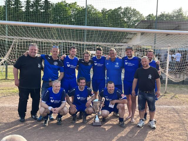 Die Alte Herren-Mannschaft von Eitorf 09 ist Gewinner des Fußballturniers um den Tarek-Zamzow-Supercup | Foto: Erwin Höller 