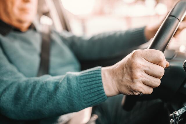 Symbolbild eines älteren Autofahrers. | Foto: dusanpetkovic1 - stock.adobe.com
