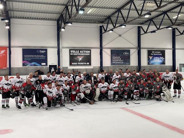 Die Eishockey-Mannschaften Cologne Backdrafts (Feuerwehr) und Bull Sharks Cologne (Polizei) spielten zugunsten der verletzten Einsatzkräfte | Foto: zVg