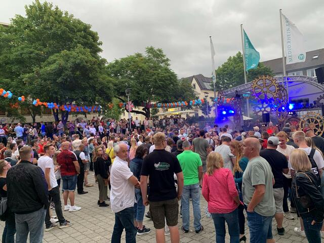 Livemusik von Rock und Pop bis Irish Folk, Electric Sounds und kölschen Klängen verwandelt die Bergheimer Innenstadt bei Summer in the City wieder in eine Festivalmeile.  | Foto: Kühn/Archiv