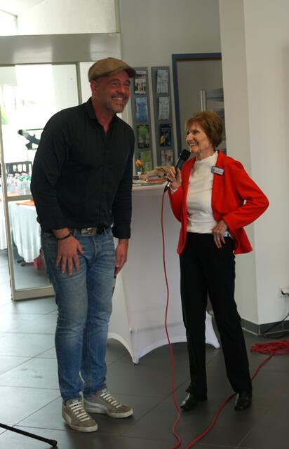 Aktiv bleiben hilft Angehörigen und Demenzerkrankten, darin sind sich "Doc Esser" und Dr. Sibylle Schreckling einig.  | Foto: Andrea Floß