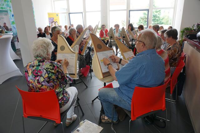 Spaß an Musik: Die Veeh-Harfengruppe der Alzheimer Gesellschaft Rhein-Erft-Kreis.  | Foto: Andrea Floß