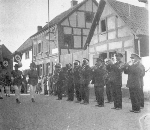 In zahlreichen Bildern aus den 1930er und 40er Jahren wird der Einfluss der Nationalsozialisten deutlich - zu solchen Themen, wie beispielsweise "Bliesheim zur Zeit der Nazis" sollen in Zukunft spezielle Themenabende angeboten werden. | Foto: Kremer/Dorfarchiv Bliesheim