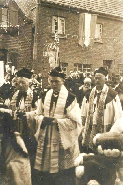 Ein Bild aus 1933 - die Prämizfeier von Pater Burggraf (vorne). | Foto: Kremer/Dorfarchiv Bliesheim