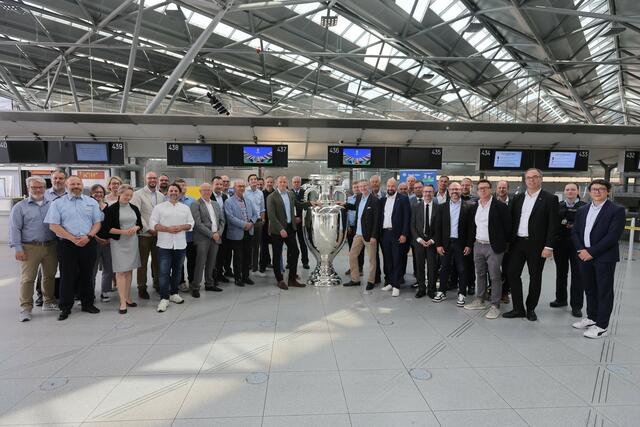 Alle Beteiligten aus den verschiedensten Bereichen der EM 2024 trafen sich am Montag zu einer Sitzung am Flughafen Köln/Bonn. | Foto: Schwamborn