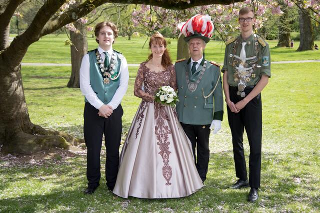 Das Schützenkaiserpaar Karl und Ursula Dedy mit Schüler und Bezirksschülerprinz Simon Fehl und Jungschützenprinz Kay Jakobus. Nicht auf dem Foto ist Bürgerkönig Oli Schmitz. Foto. Schützen