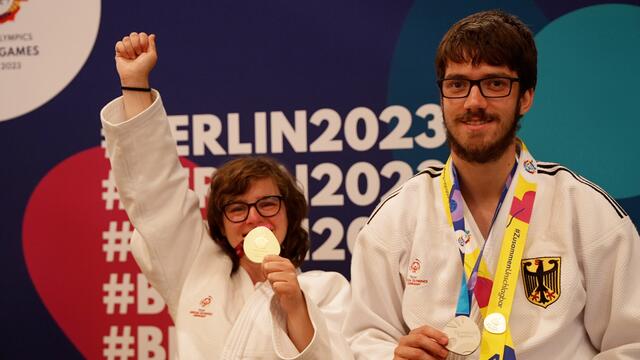 Stephanie Drescher mit Goldmedaille und Bastian Wind mit Silber nach der Siegerehrung | Foto: Special Olympics WG