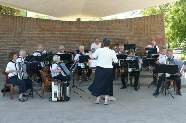 Das Akkordeon-Orchester Wesseling unter Leitung von Anita Brandtstäter bestritt den Hauptteil des sommerlichen Rheinparkkonzertes der Stadt Wesseling.  | Foto: Wolfhard Brandtstäter